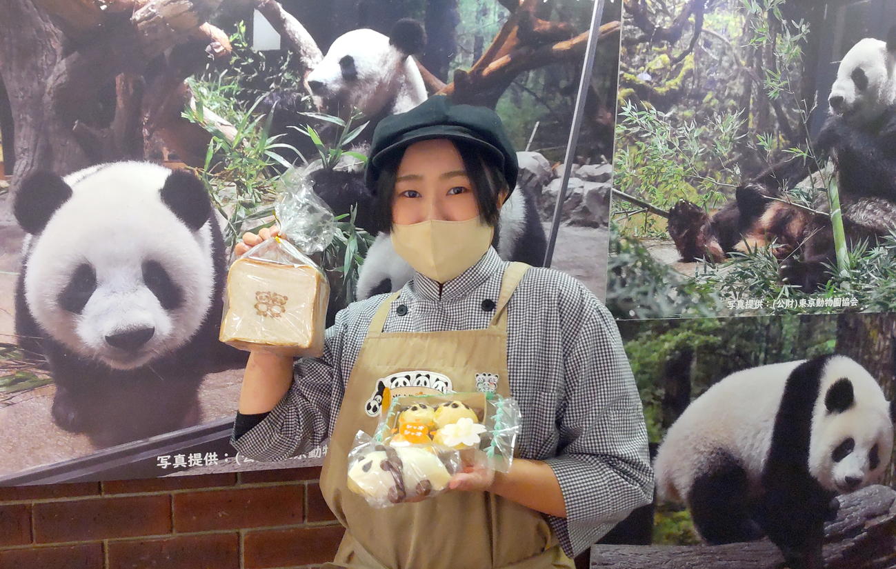 アメヤ横丁商店街入り口にあるパン屋では各種パンダパンが売れ行き好評