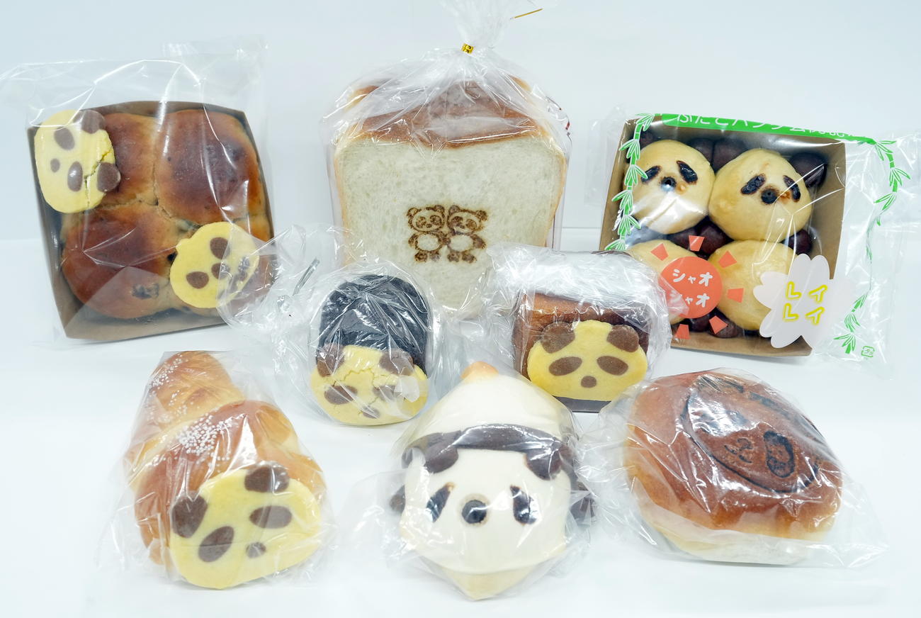 アメヤ横丁商店街入り口にあるパン屋では各種パンダパンが売れ行き好評