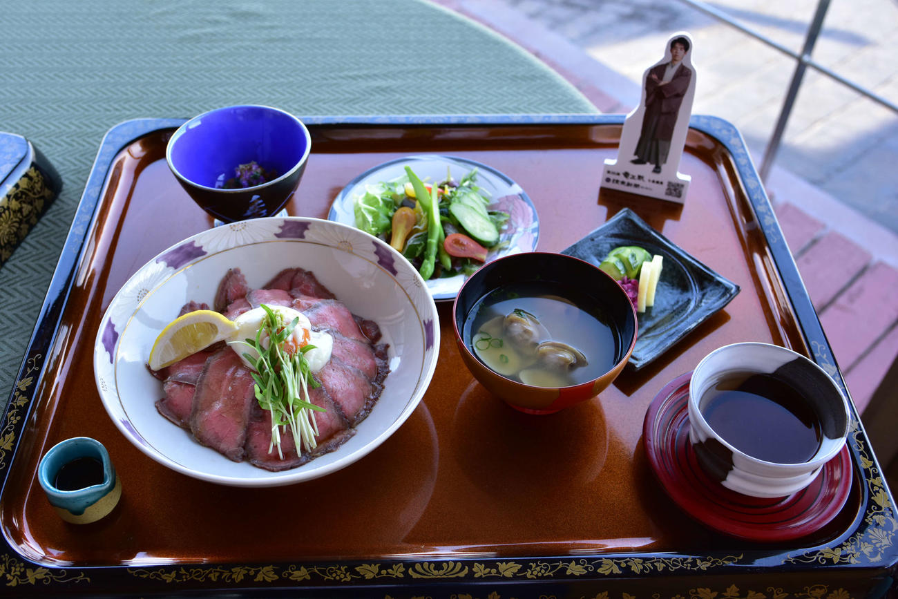 藤井聡太竜王の2日目の昼食は「自家製ローストビーフ丼」とほうじ茶（日本将棋連盟提供）