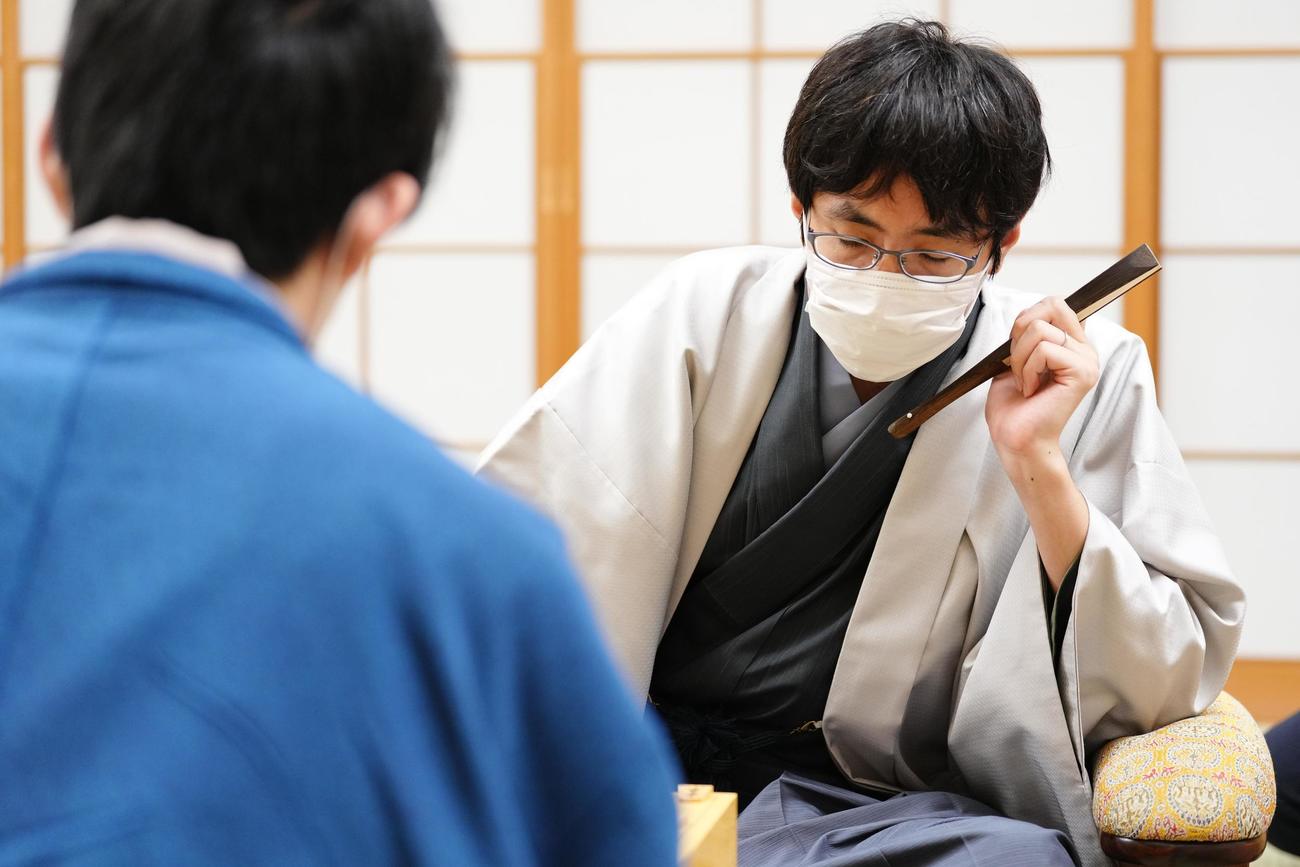 第35期竜王戦7番勝負第3局、シリーズ2敗となり、感想戦で対局を振り返る広瀬章人八段（代表撮影）