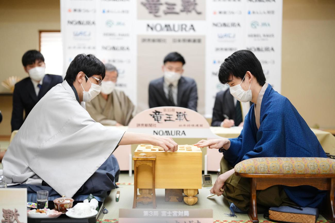 第35期竜王戦7番勝負第3局、感想戦で対局を振り返る藤井聡太竜王（右）と広瀬章人八段（代表撮影）