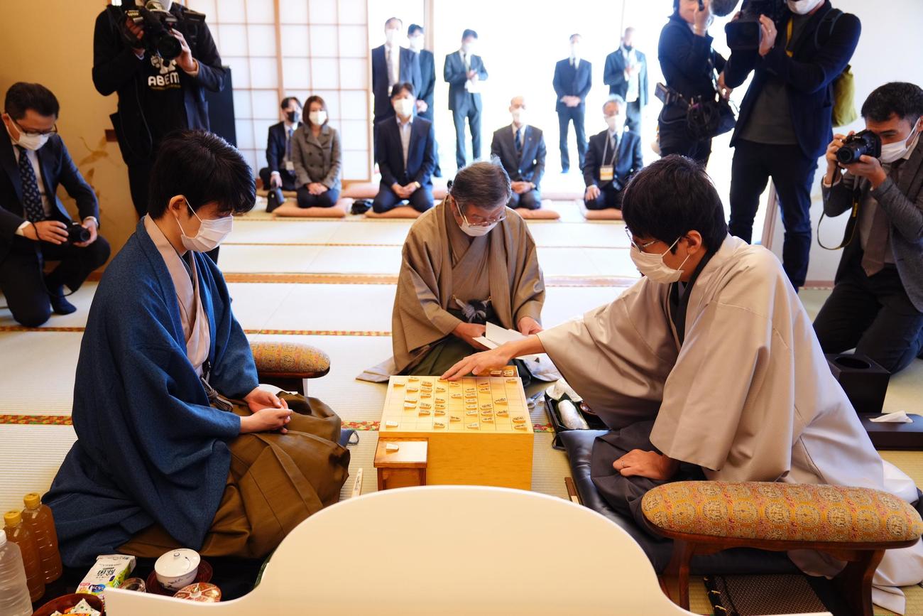 第2日目　第35期竜王戦7番勝負第3局で封じ手を指す広瀬章人八段（右）と藤井聡太竜王（代表撮影）