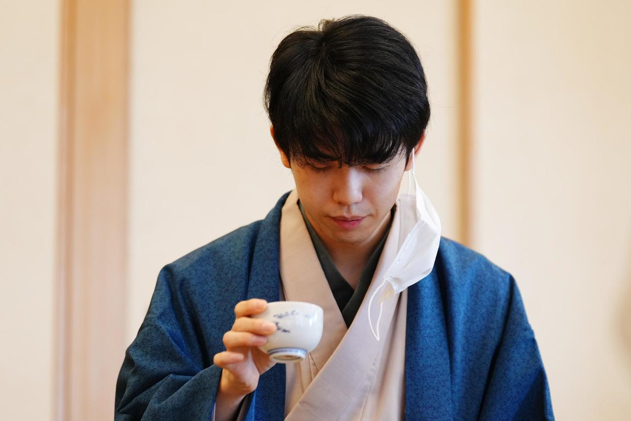 第3局が再開されお茶を口にする藤井聡太竜王（代表撮影）