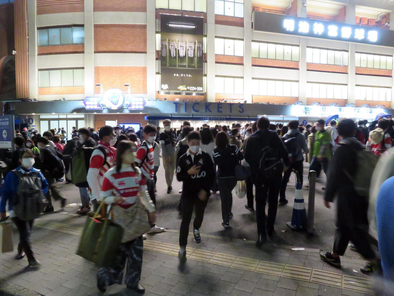プロ野球日本シリーズが行われる神宮球場前には野球ファンだけでなくラグビーファンの姿も多数（撮影・鎌田直秀）