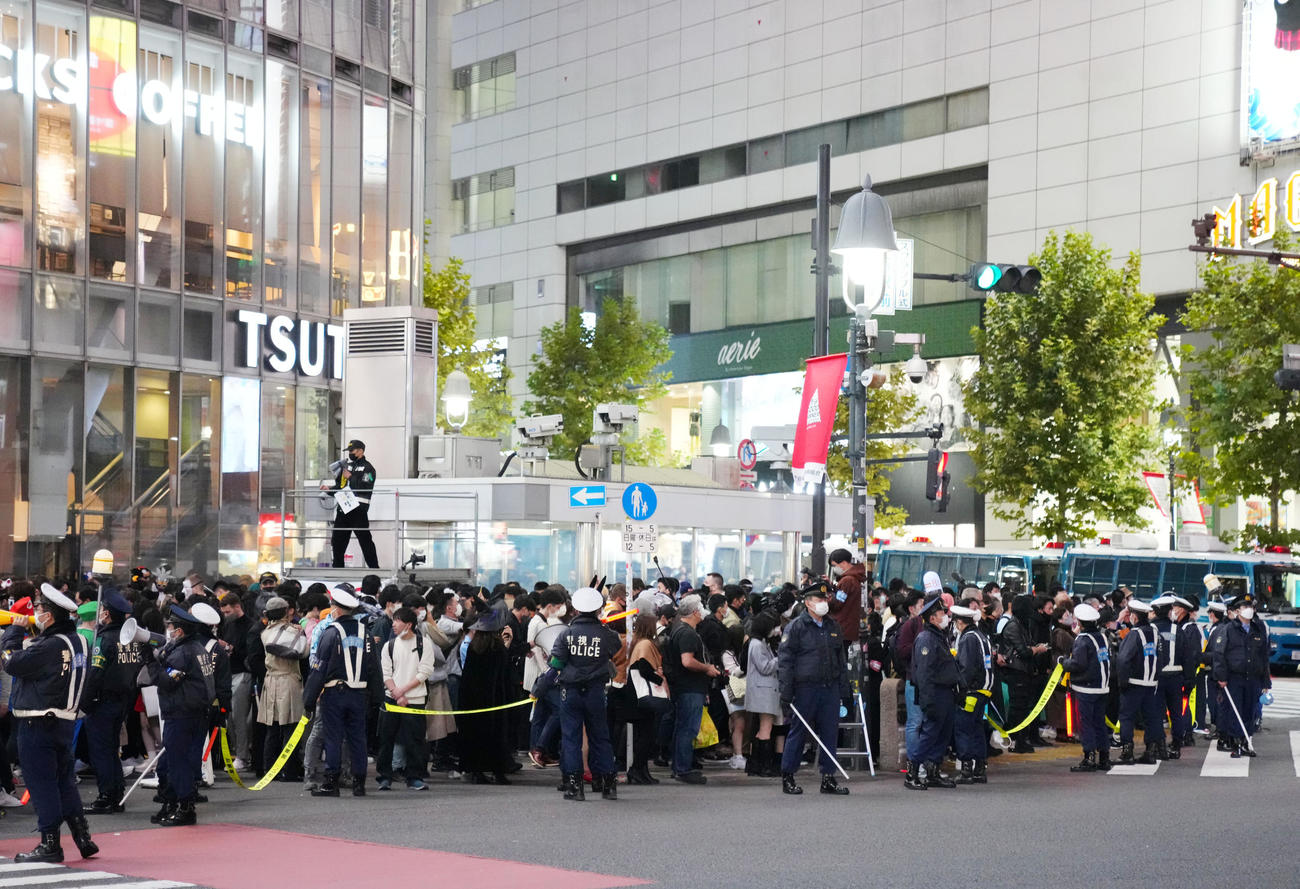 ハロウィーンで大勢の人でごった返し、規制がかけられる渋谷区スクランブル交差点（撮影・横山健太）