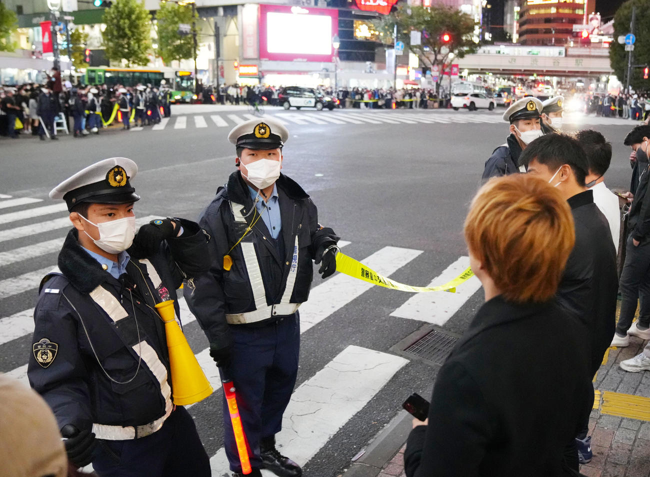 規制がかけられる渋谷区スクランブル交差点（撮影・横山健太）