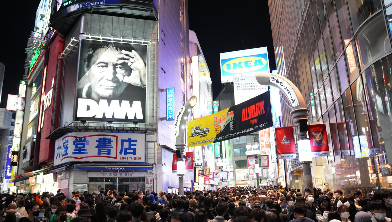 ハロウィンでごった返す東京都渋谷区のスクランブル交差点（撮影・横山健太）