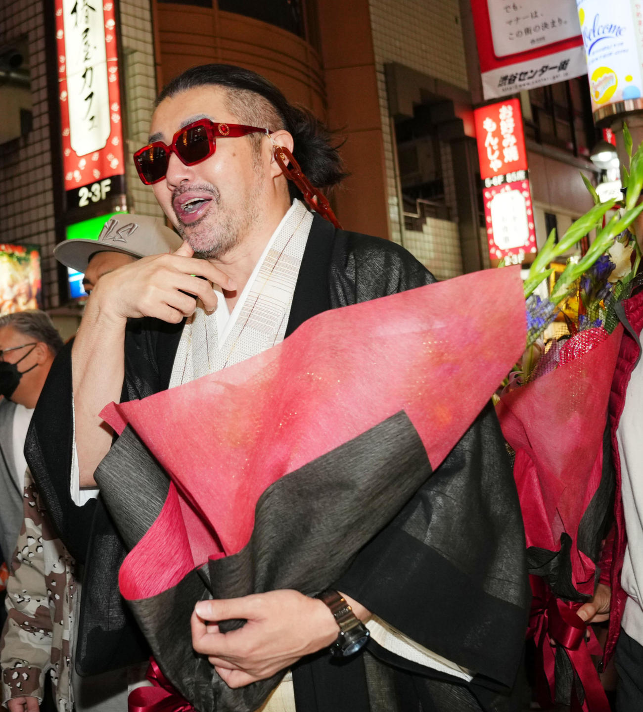 ハロウィーンでごった返す東京都渋谷区のセンター街に登場した「ごぼうの党」の奥野卓志代表（撮影・横山健太）