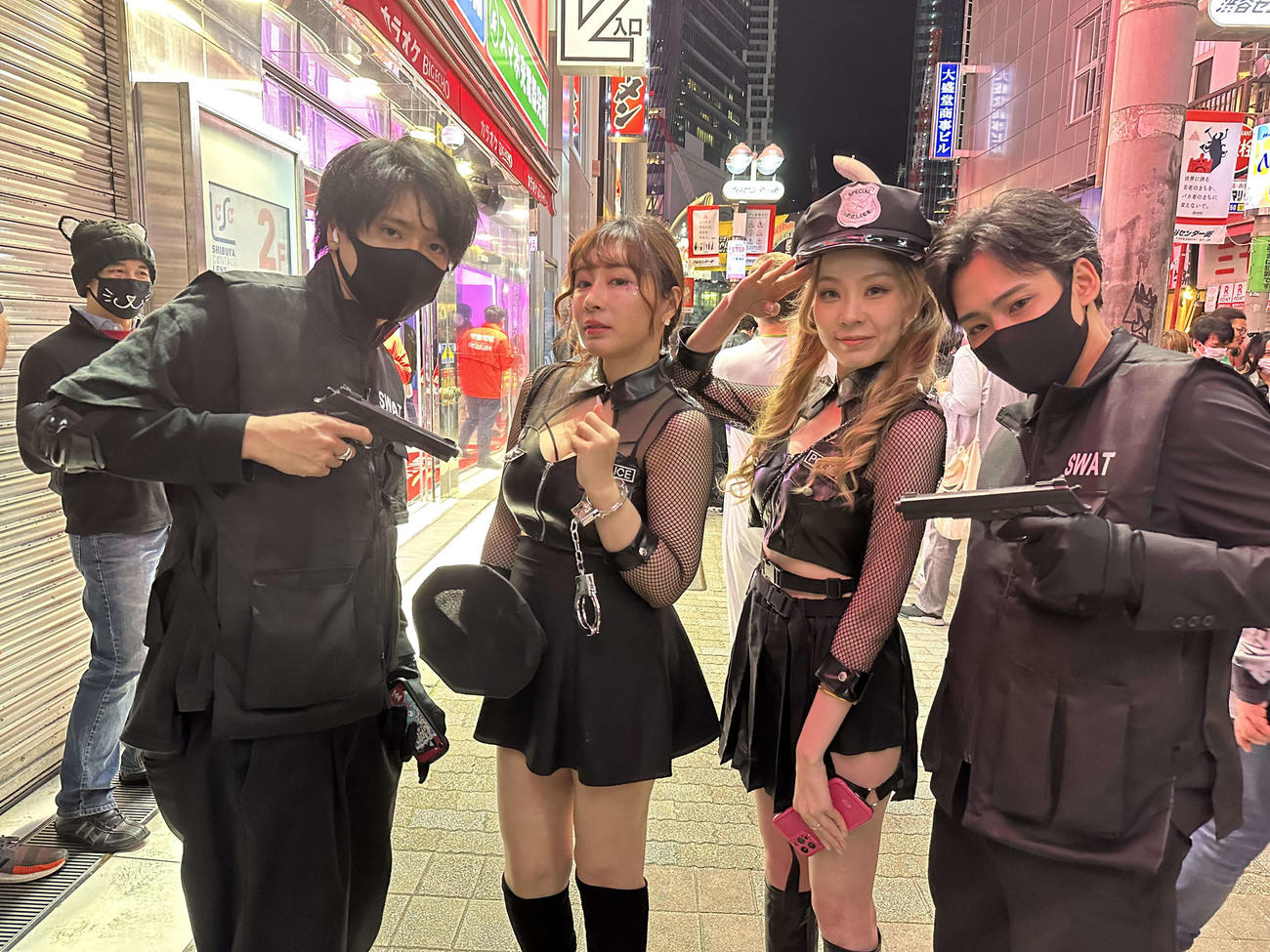 東京・渋谷で仮装して楽しむ若者ら（撮影・沢田直人）