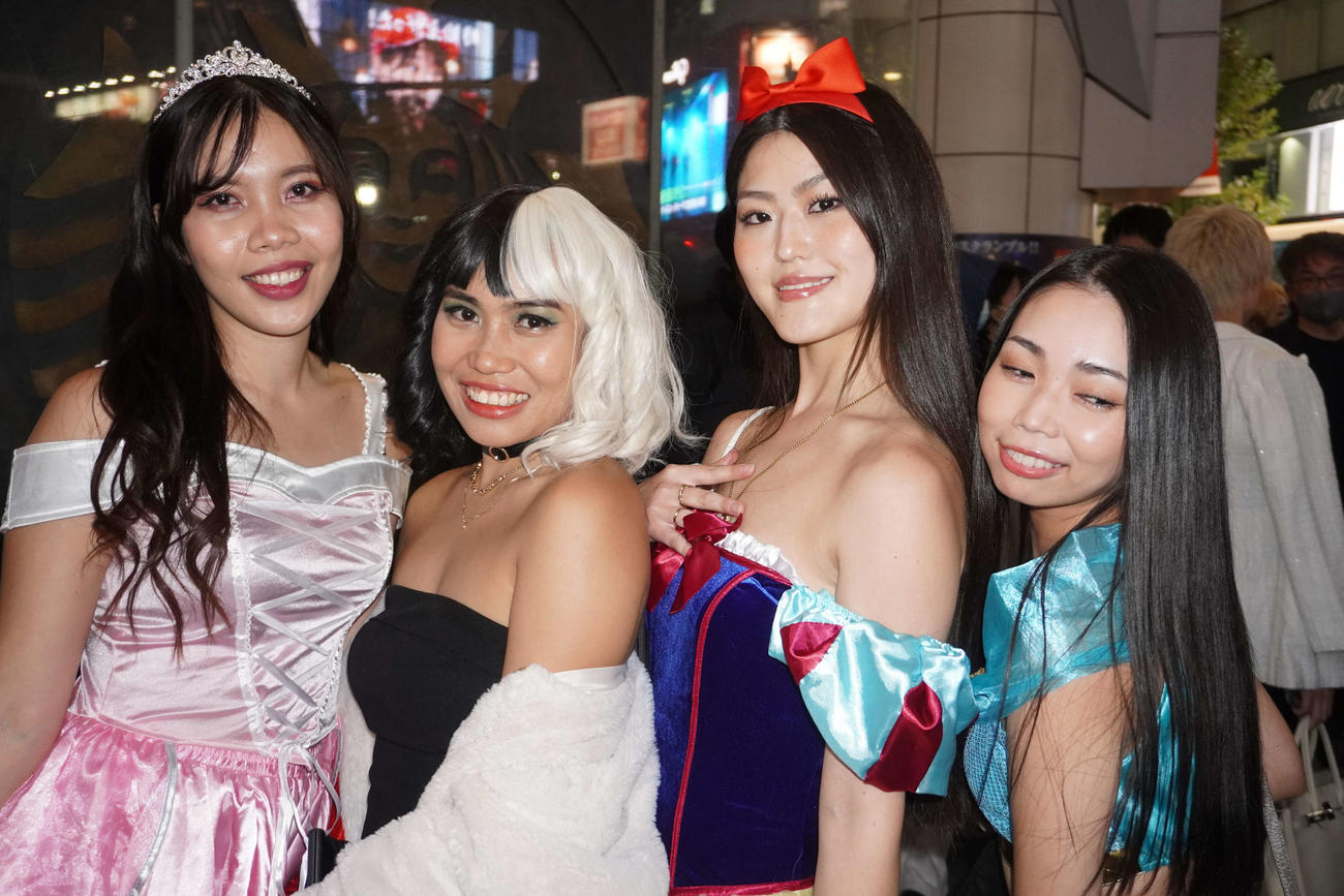 東京・渋谷で仮装する外国人女性ら（撮影・沢田直人）