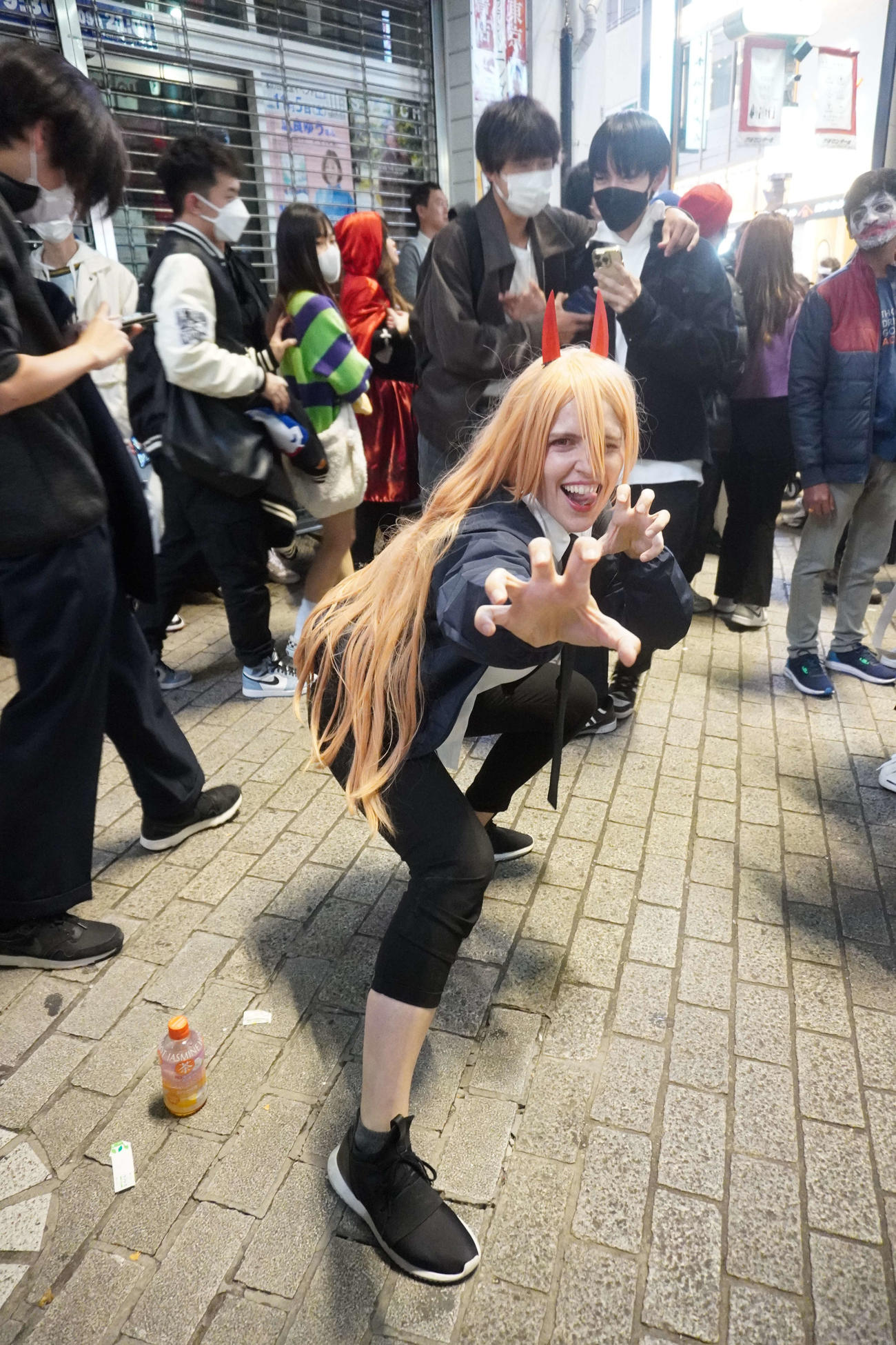 東京・渋谷で漫画「チェンソーマン」に登場するパワーの仮装する外国人女性（撮影・沢田直人）