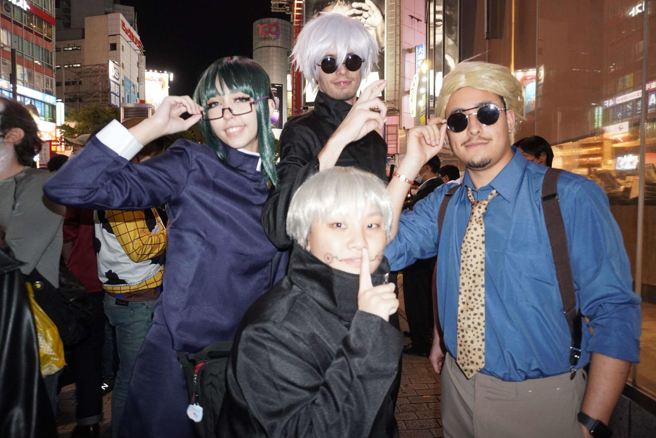 東京・渋谷で漫画「呪術廻戦」の登場人物の仮装する外国人ら（撮影・沢田直人）