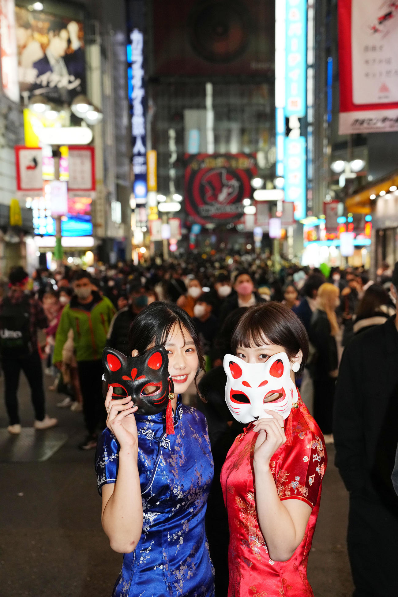 チャイナドレスの衣装で笑顔を見せる女性たち（撮影・横山健太）