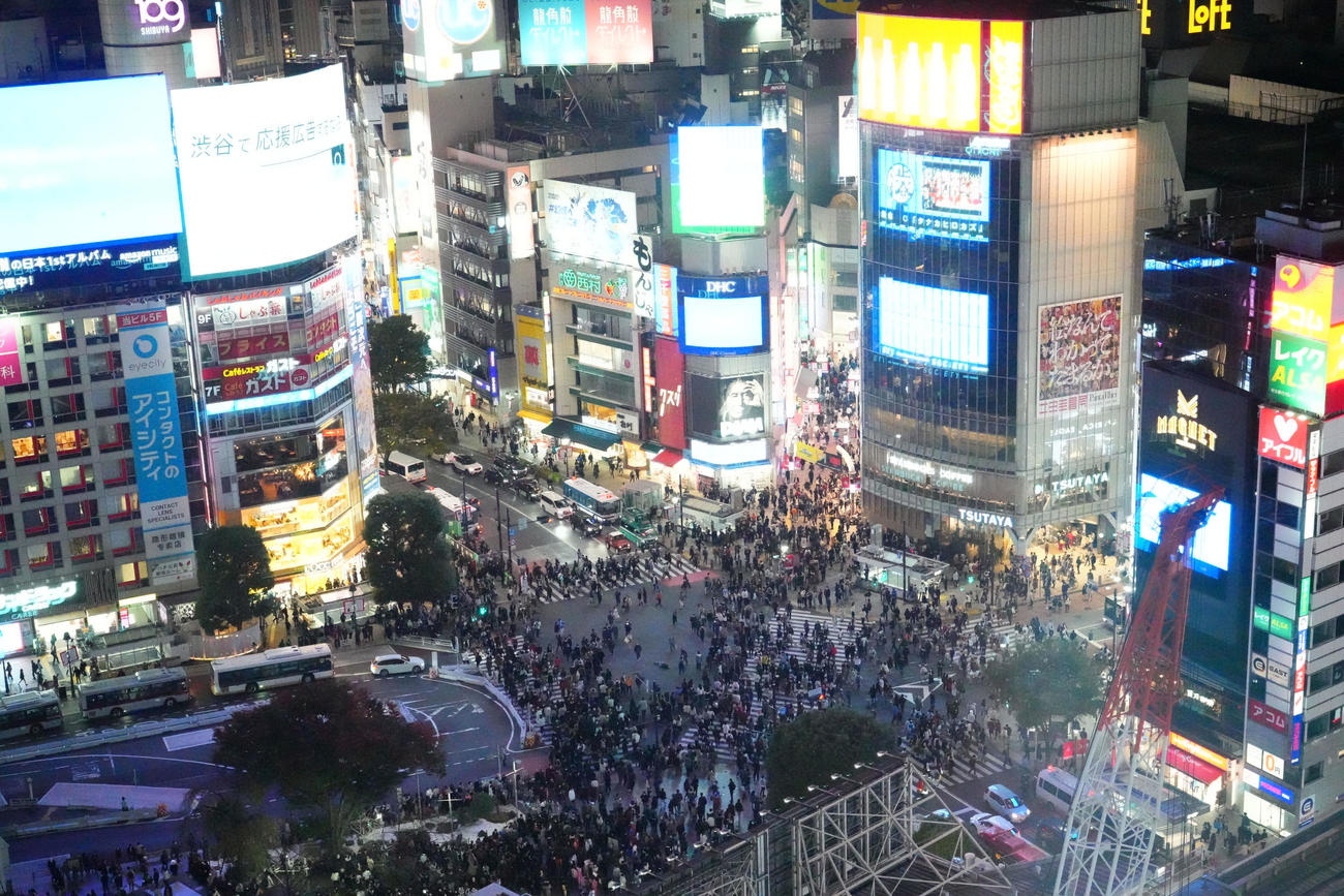 ハロウィーンでごった返す東京都渋谷区のスクランブル交差点（撮影・横山健太）