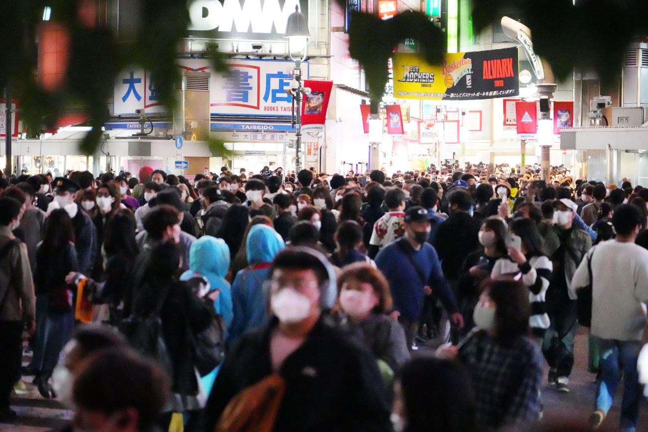 ハロウィーンでごった返す東京都渋谷区のスクランブル交差点（撮影・横山健太）