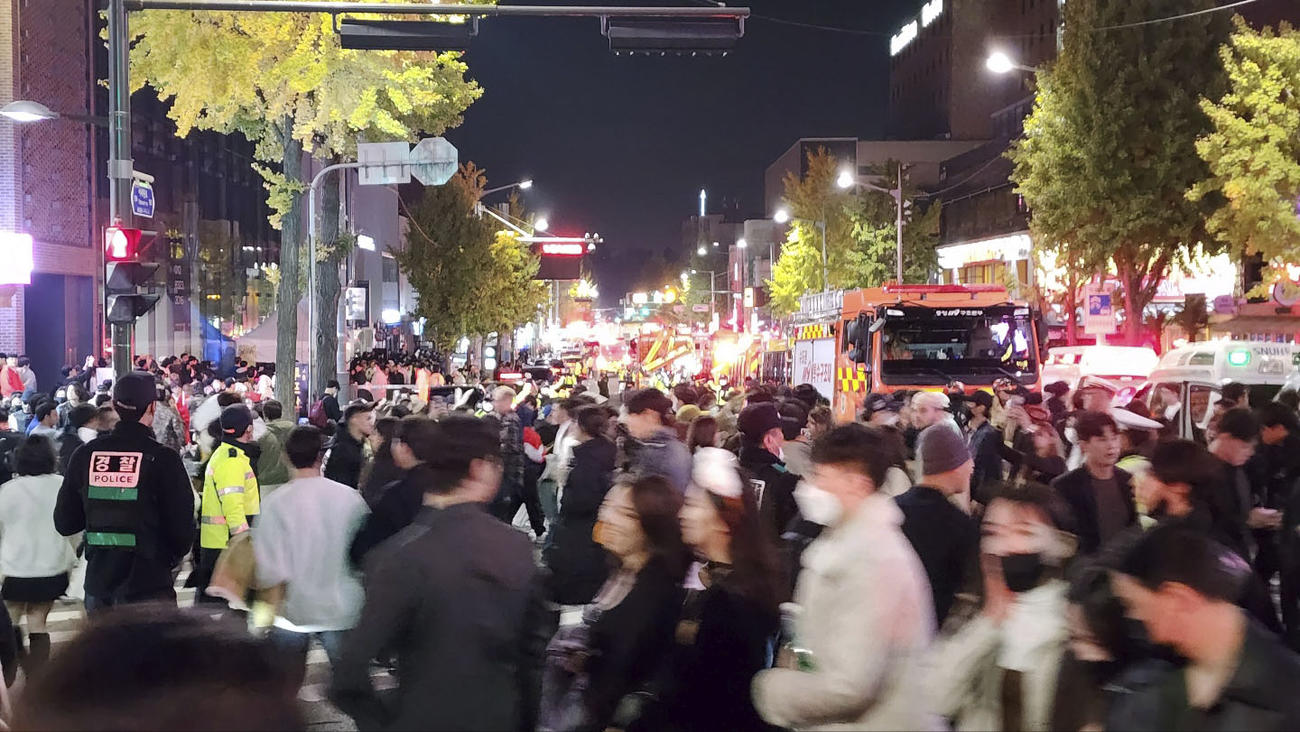 若者らで混み合うソウルの繁華街・梨泰院の事故現場付近の通り＝30日未明（共同）