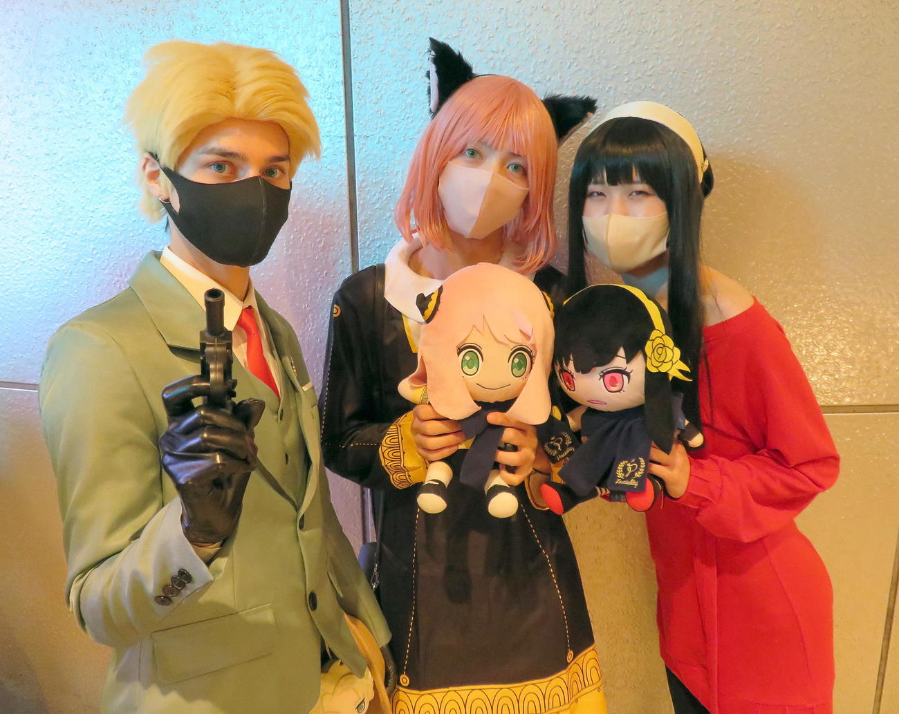 アニメ「SPY×FAMILY」のキャラクターに仮装した3人組。左からロイド、アーニャ、ヨル（撮影・鎌田直秀）