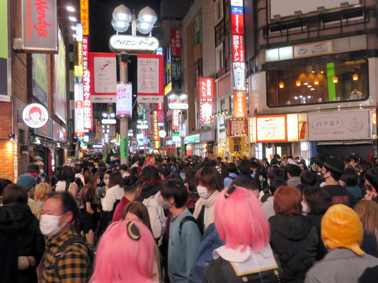大混雑の中でも左側通行が徹底された渋谷センター街（撮影・鎌田直秀）