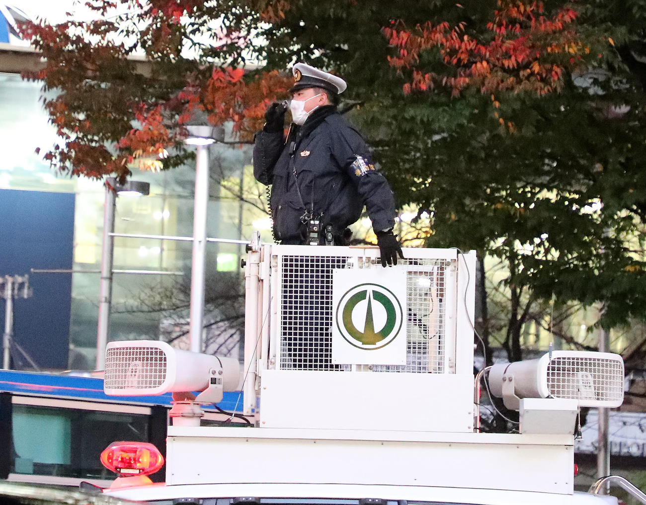 スクランブル交差点付近のDJポリス（撮影・鈴木正人）