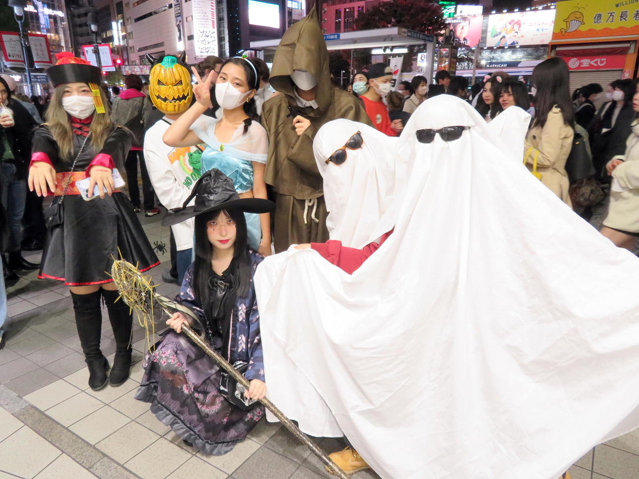 渋谷でゾンビや幽霊などの仮装をする日本の大学院に通う中国人留学生たち（撮影・鎌田直秀）