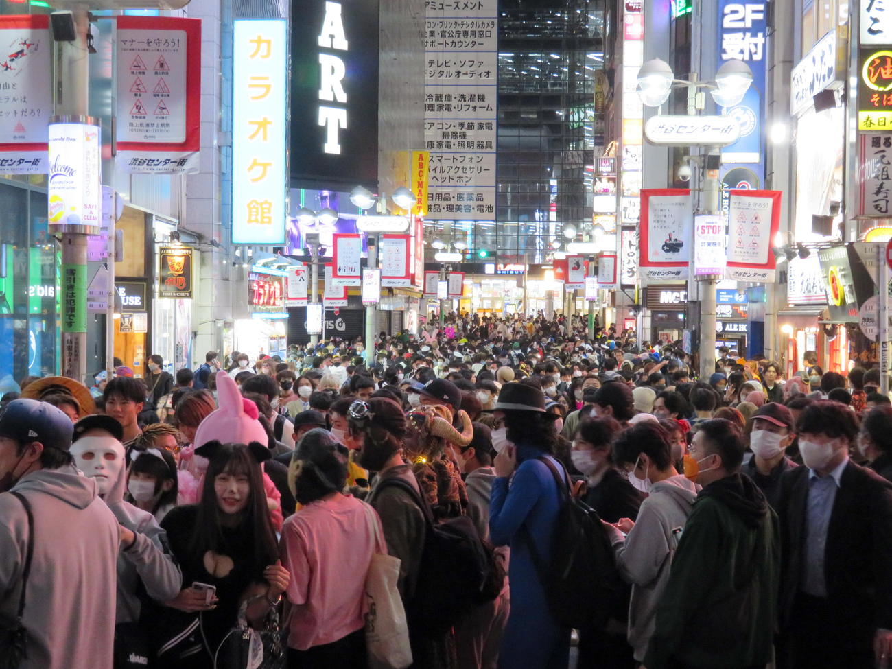 仮装した若者たちで大混雑する渋谷センター街の交差点（撮影・鎌田直秀）