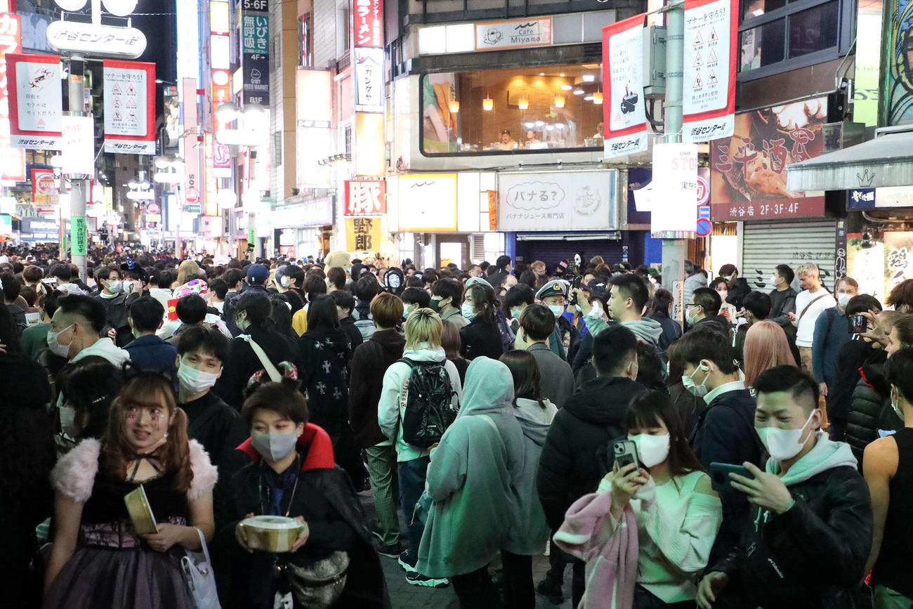 ハロウィーン当日の渋谷センター街は人であふれかえった（撮影・鈴木正人）