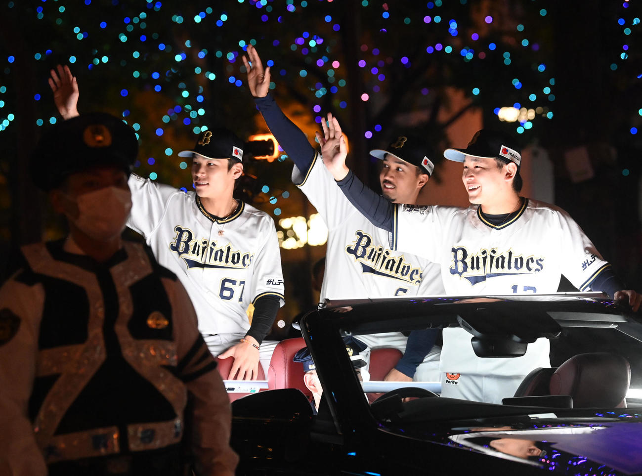 オリックス優勝パレードでファンの声援に応える（左から）中川圭、宗、宮城（撮影・前岡正明）