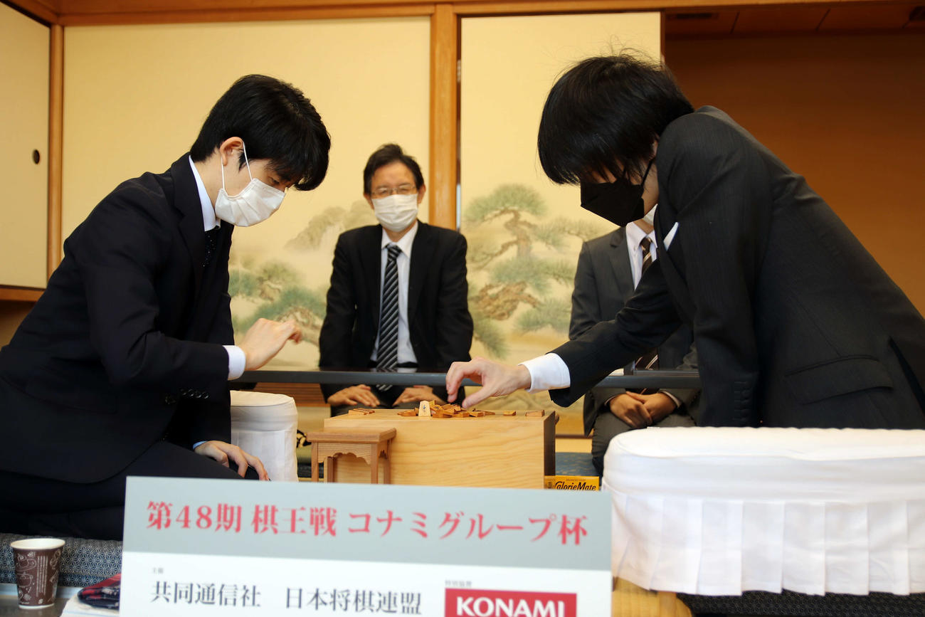 渡辺明棋王への挑戦権獲得を目指して準決勝で激突した藤井聡太竜王（左）と佐藤天彦九段（右、日本将棋連盟提供）