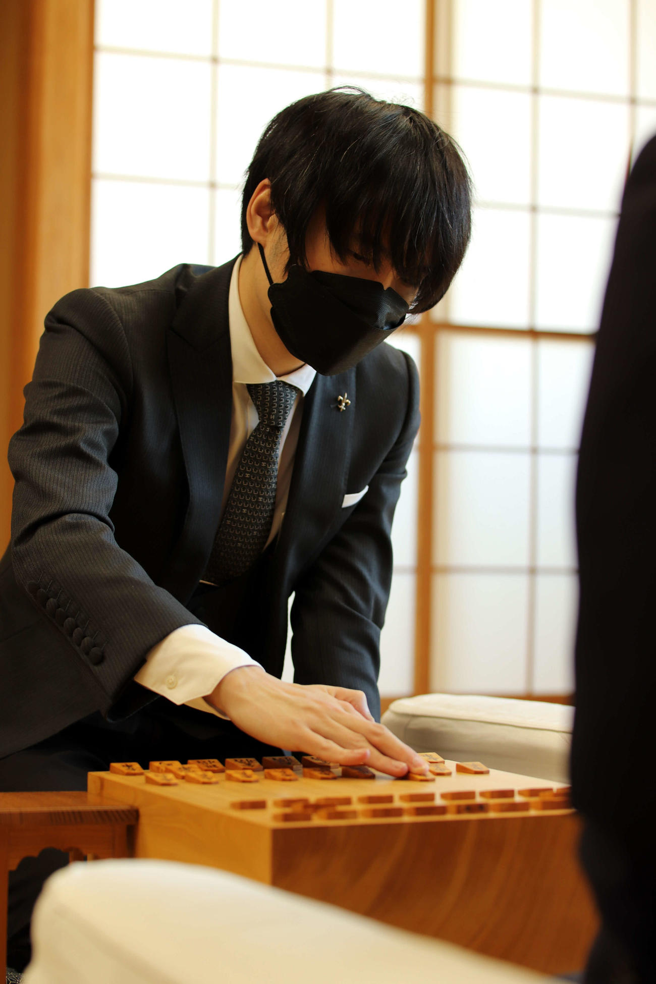 初手を指す佐藤天彦九段（日本将棋連盟提供）