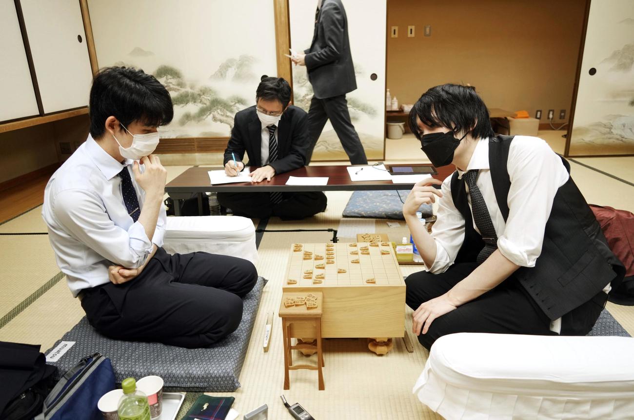 第48期棋王戦コナミグループ杯本戦トーナメント準決勝で、佐藤天彦九段（右）に敗れた藤井聡太五冠（共同）