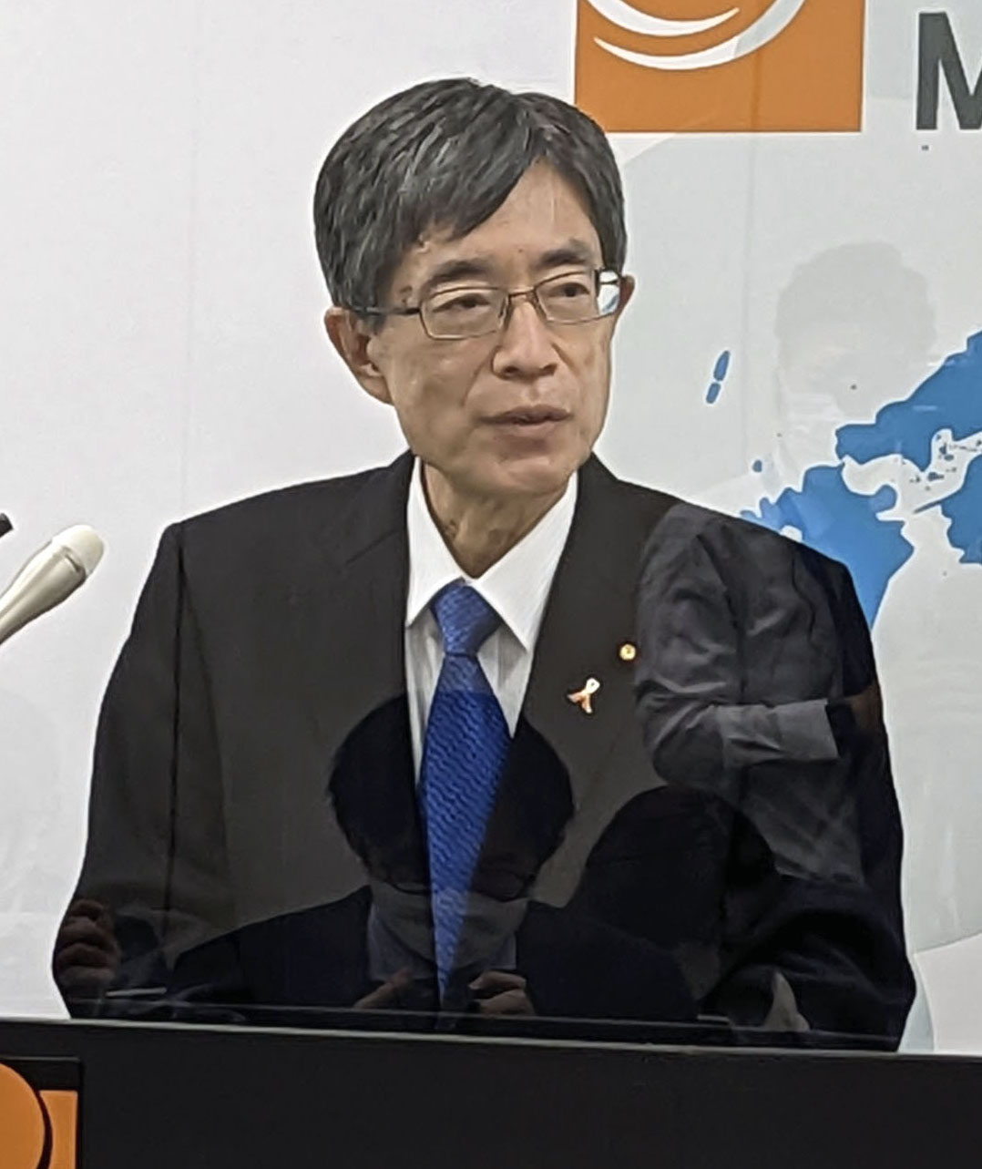 4日、記者会見する自民党の寺田総務相（共同）