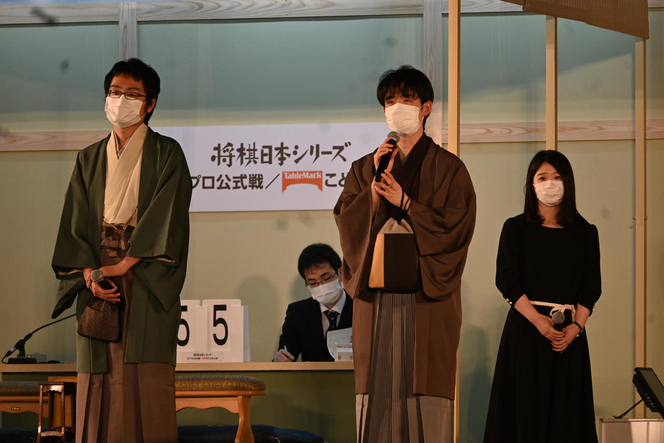 対局前に意気込みを語る藤井聡太竜王（右）、稲葉陽八段（撮影・松浦隆司）