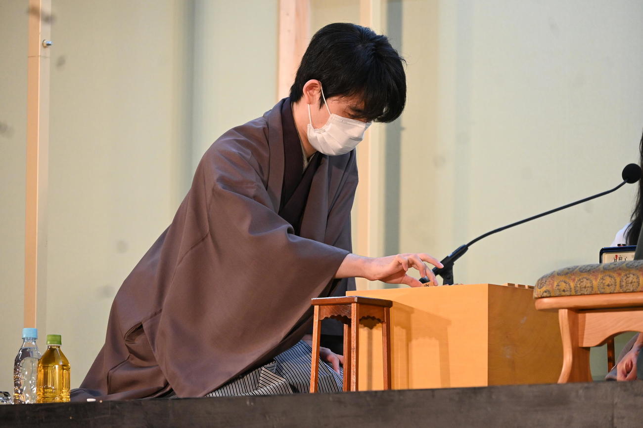 対局に臨む藤井聡太竜王（撮影・松浦隆司）