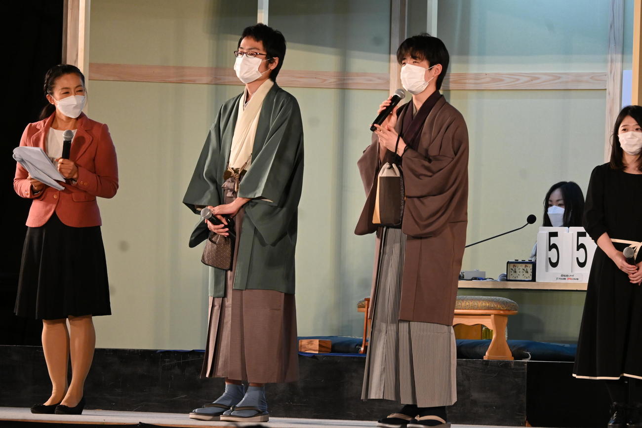 対局前に意気込みを語る藤井聡太竜王（右）、稲葉陽八段（撮影・松浦隆司）