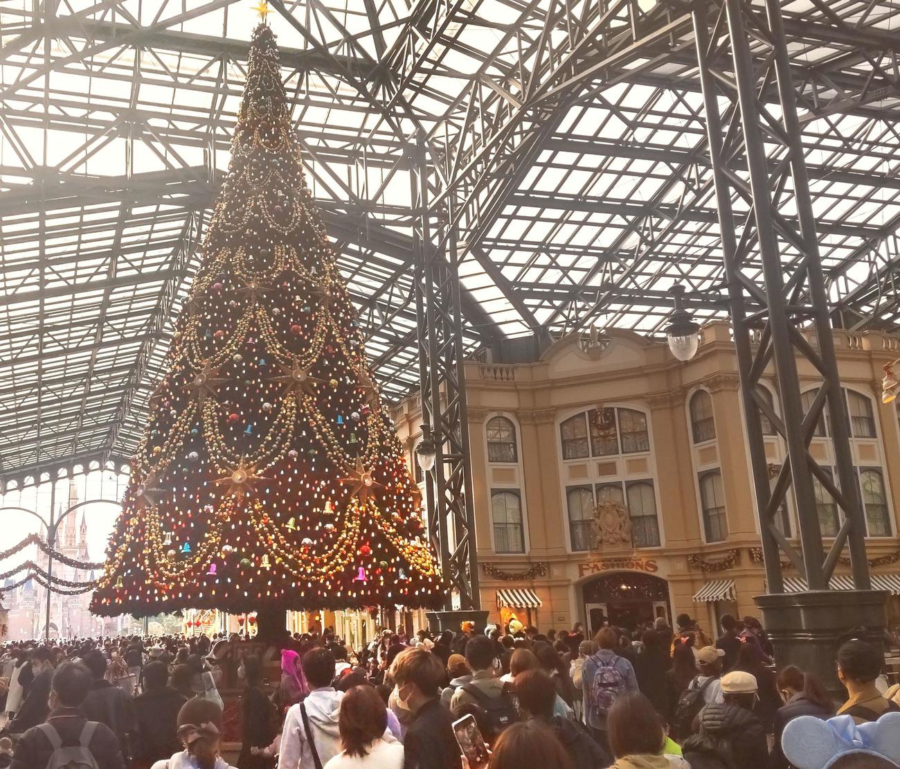 東京ディズニーランドにクリスマスツリーが3年ぶりに戻ってきた。ツリーを見上げるゲストから歓声もわきあがった（撮影・寺沢卓）