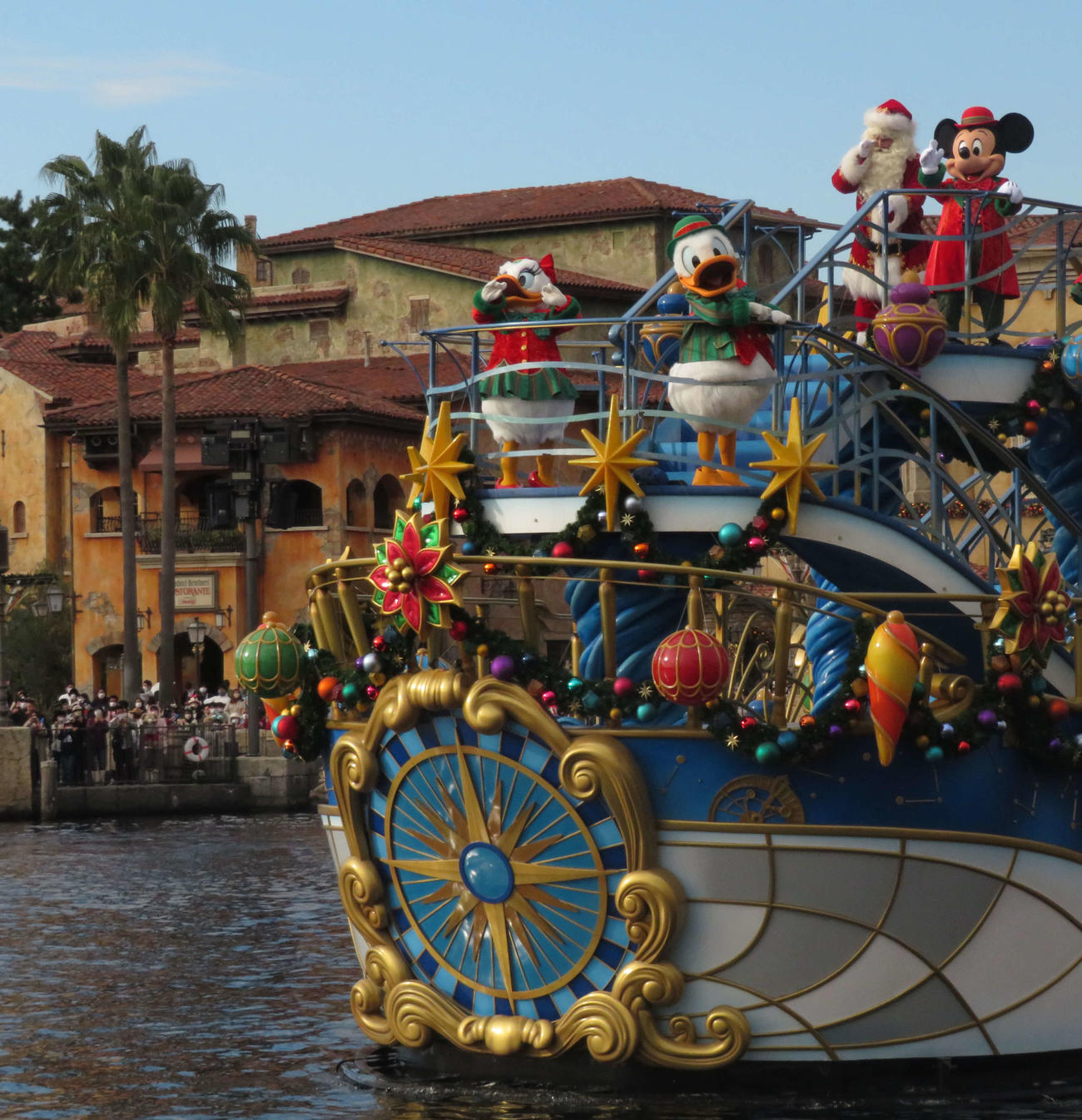 東京ディズニーシーのエンターテインメントプログラム「ディズニー・クリスマス・グリーティング」でミッキーマウスとドナルドダックたちが愛きょうを振りまいた（撮影・寺沢卓）
