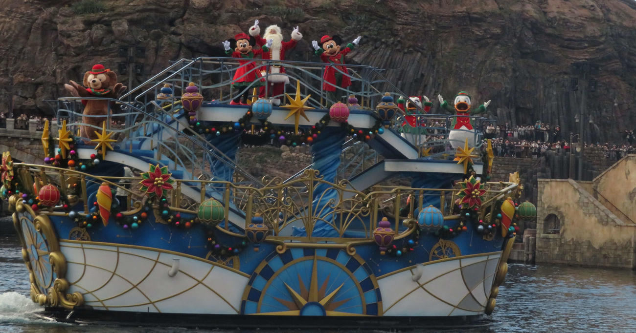 東京ディズニーシーでミッキーマウスと仲間たちが船上から手を振ってあいさつした（撮影・寺沢卓）
