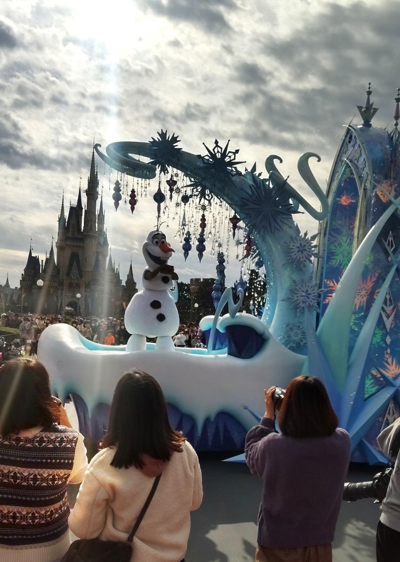 TDLのクリスマスパレード。やわらかな日差しの中にオラフが浮かびあがる（撮影・寺沢卓）