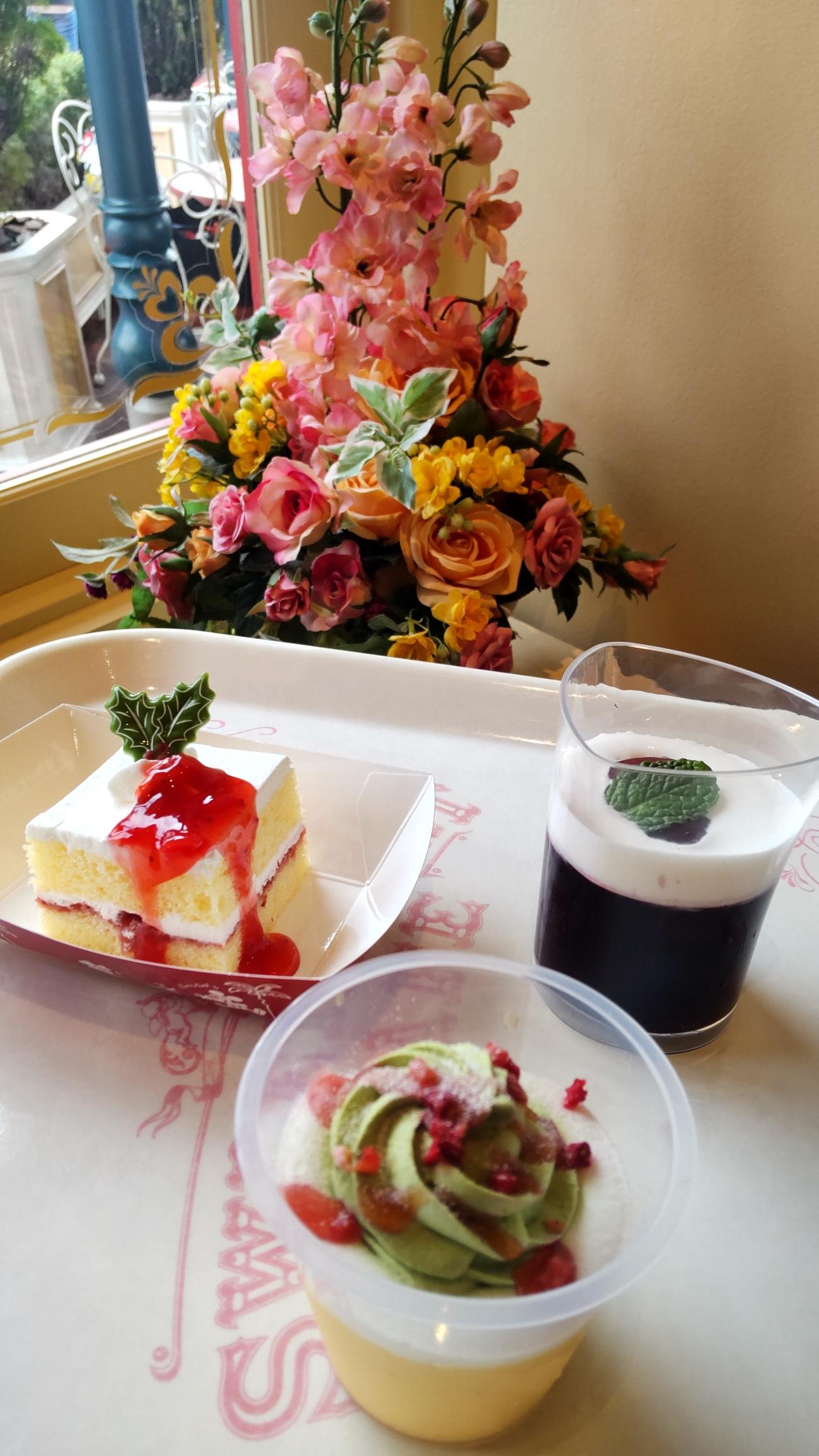 クリスマスバージョンのスイーツ。手前がピスタチオのクリーム添えプリン、左がショートケーキ、右はグレープゼリー（撮影・寺沢卓）
