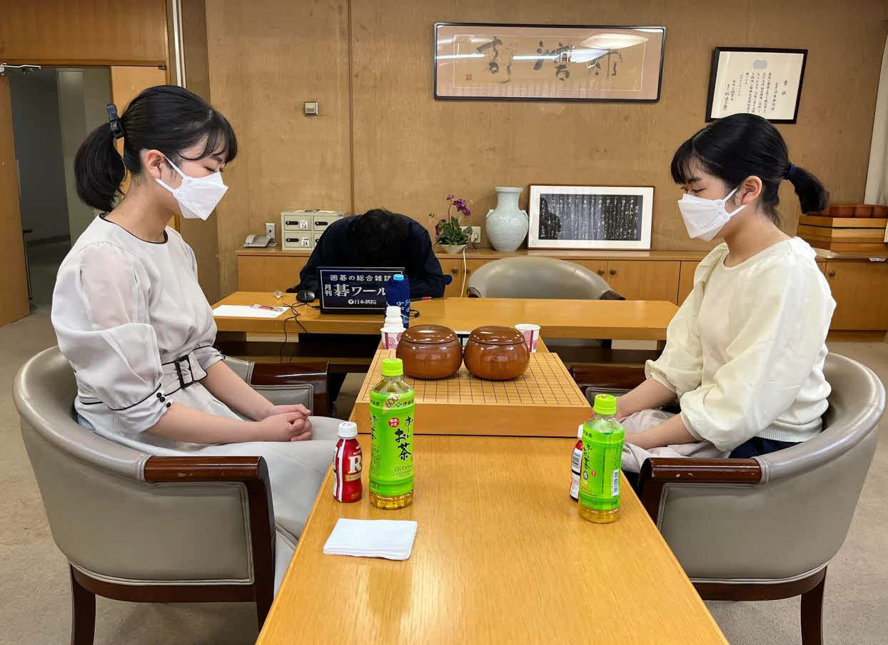 女流名人戦挑戦者決定リーグ戦で初めて実現した上野愛咲美女流立葵杯（左）と上野梨紗二段との姉妹対決（日本棋院提供）