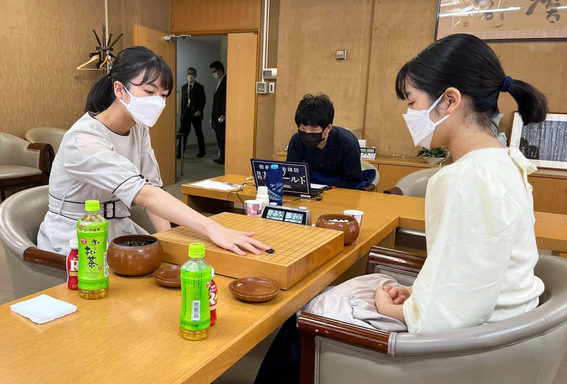 上野愛咲美女流立葵杯の先手で始まった上野梨紗二段との姉妹対決（日本棋院提供）