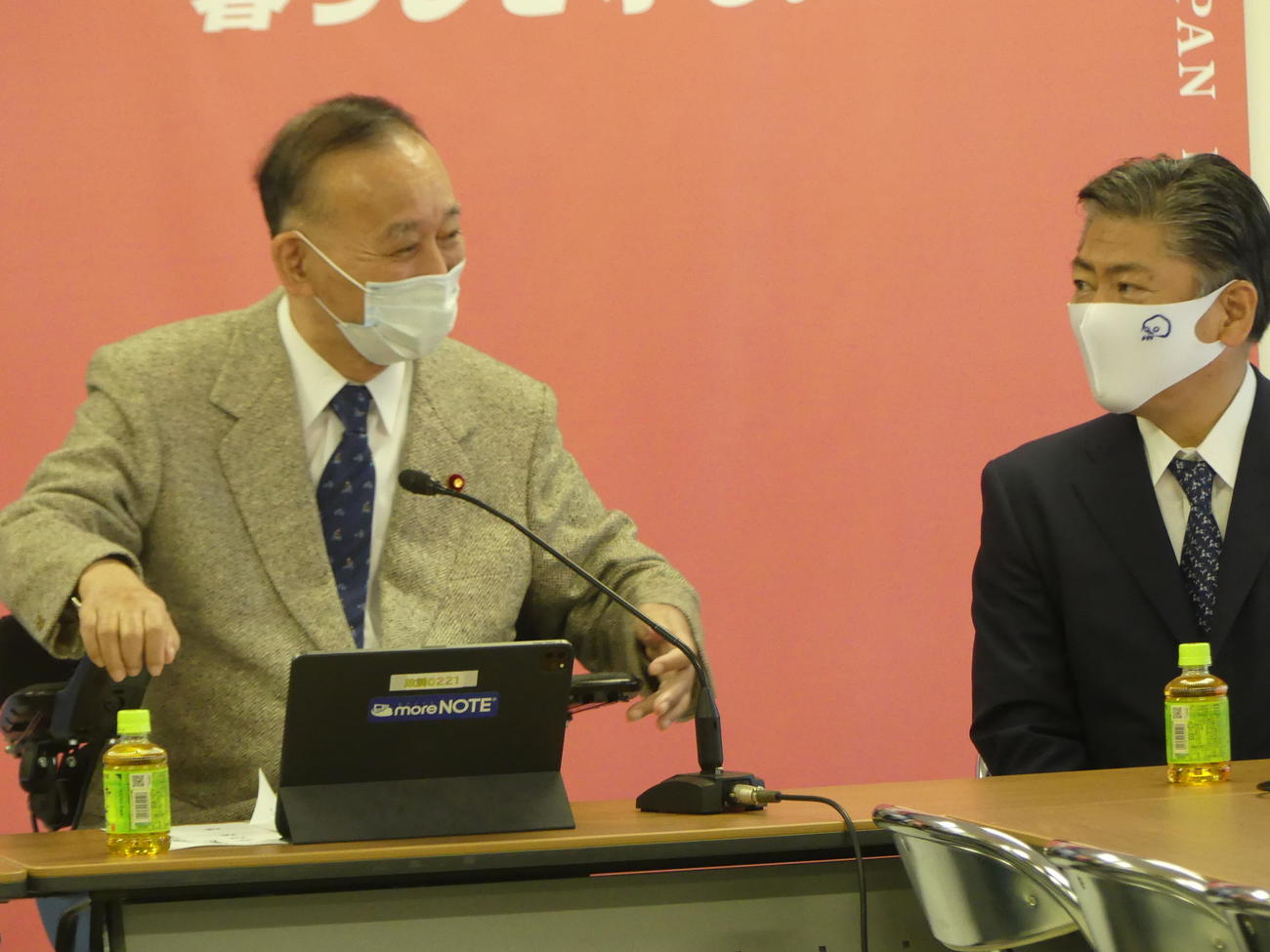 全国保護司連盟理事長として自民党の会合に出席した谷垣禎一・元自民党総裁（左）（撮影・中山知子）