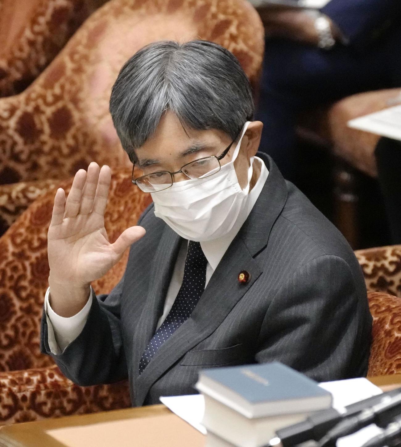 衆院政治倫理・公選法改正特別委で答弁のため挙手する寺田総務相（共同）