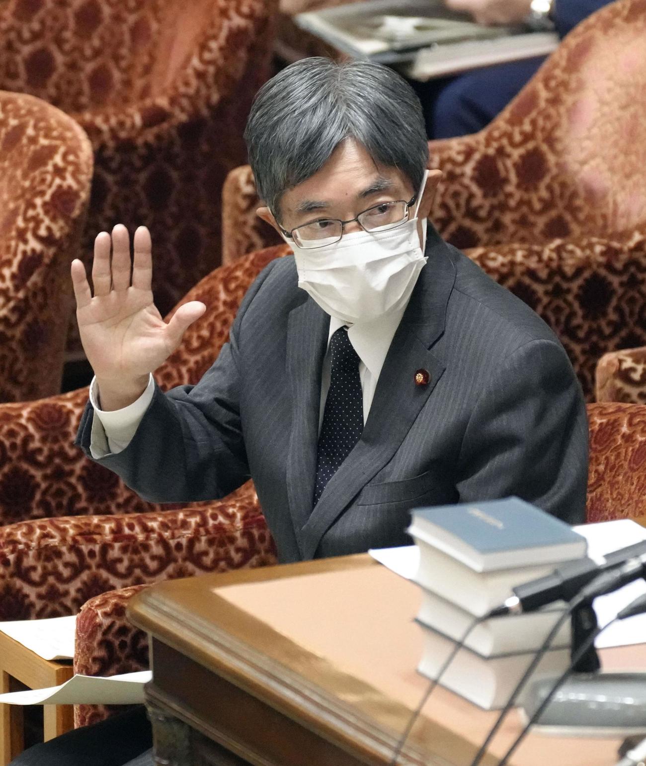衆院政治倫理・公選法改正特別委で答弁のため挙手する寺田総務相（共同）