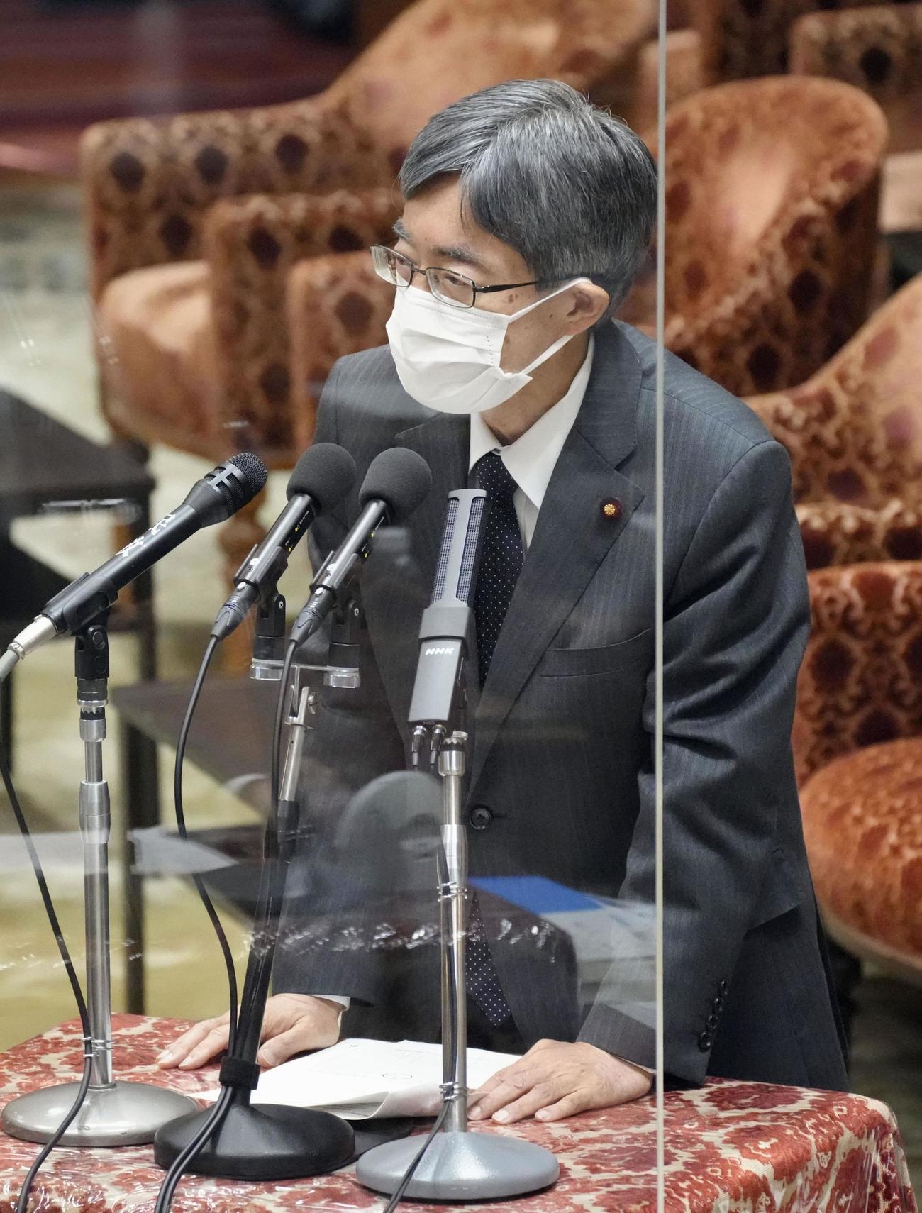 衆院政治倫理・公選法改正特別委で答弁する寺田総務相（共同）