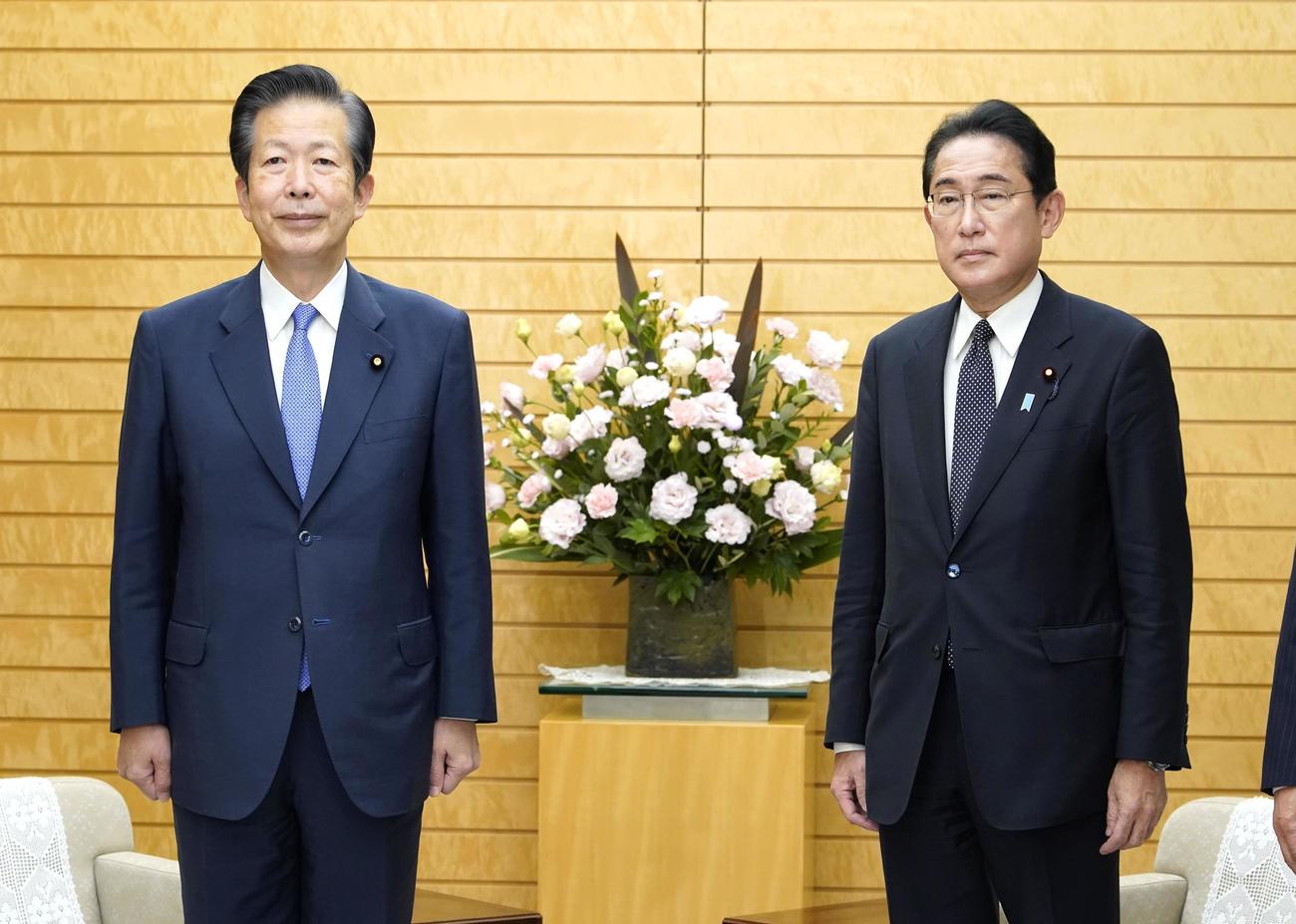 公明党の山口代表（左）との会談に臨む岸田首相（共同）