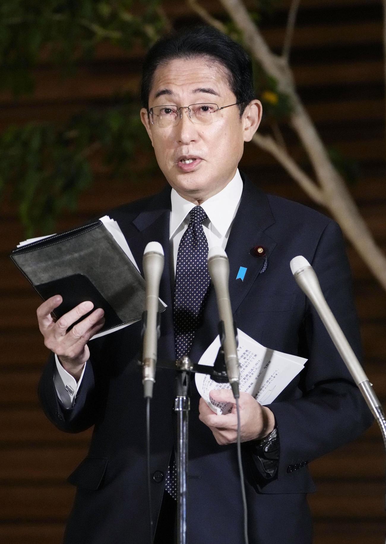 公明党の山口代表との会談を終え、記者団の取材に応じる岸田首相（共同）