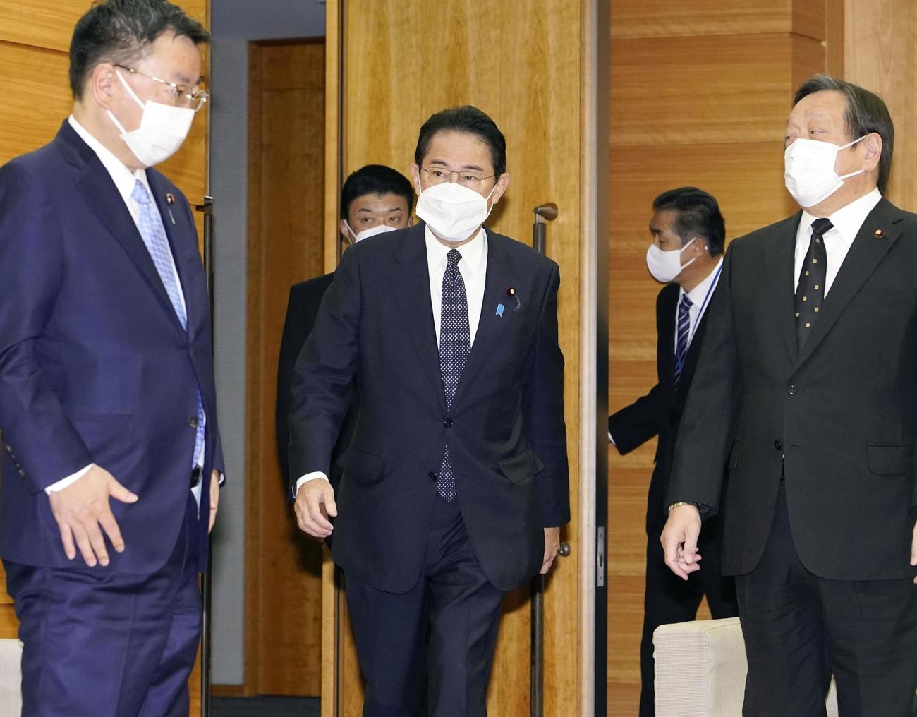 閣議に臨む岸田首相（中央）（共同）