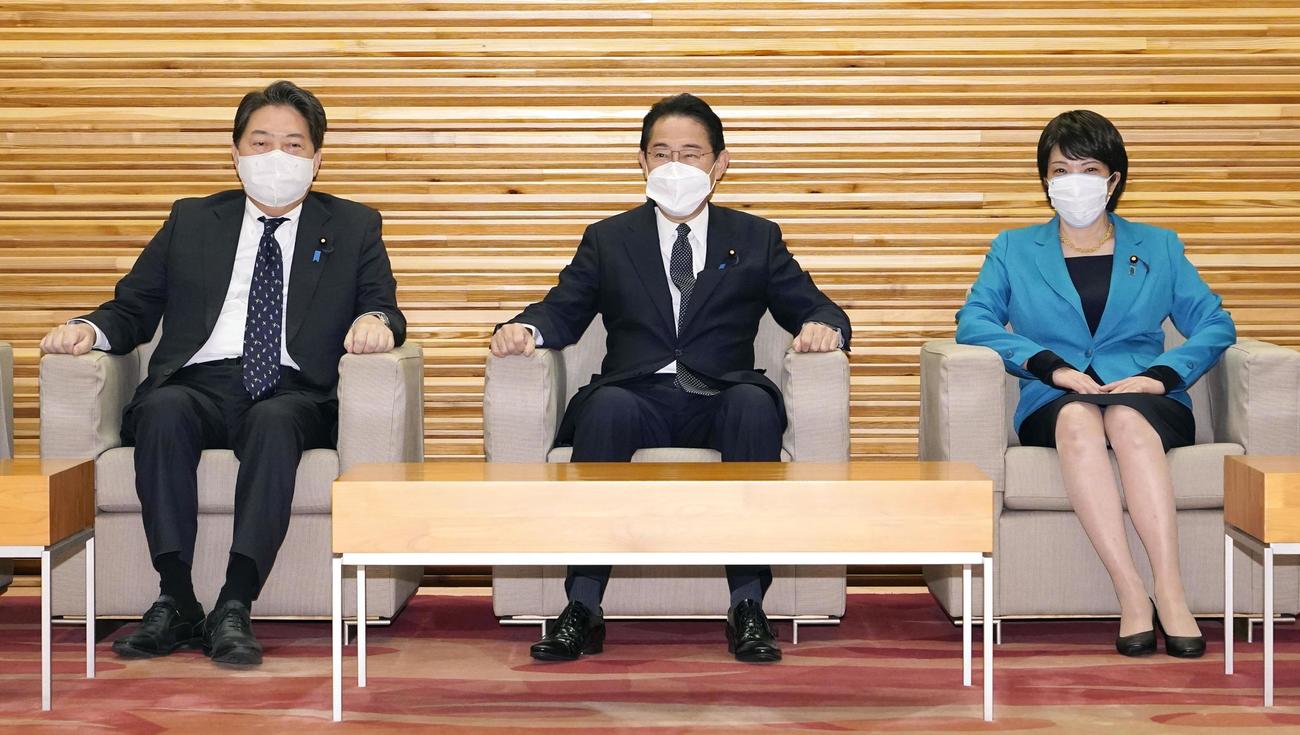 閣議に臨む（左から）林外相、岸田首相、高市経済安保相（共同）