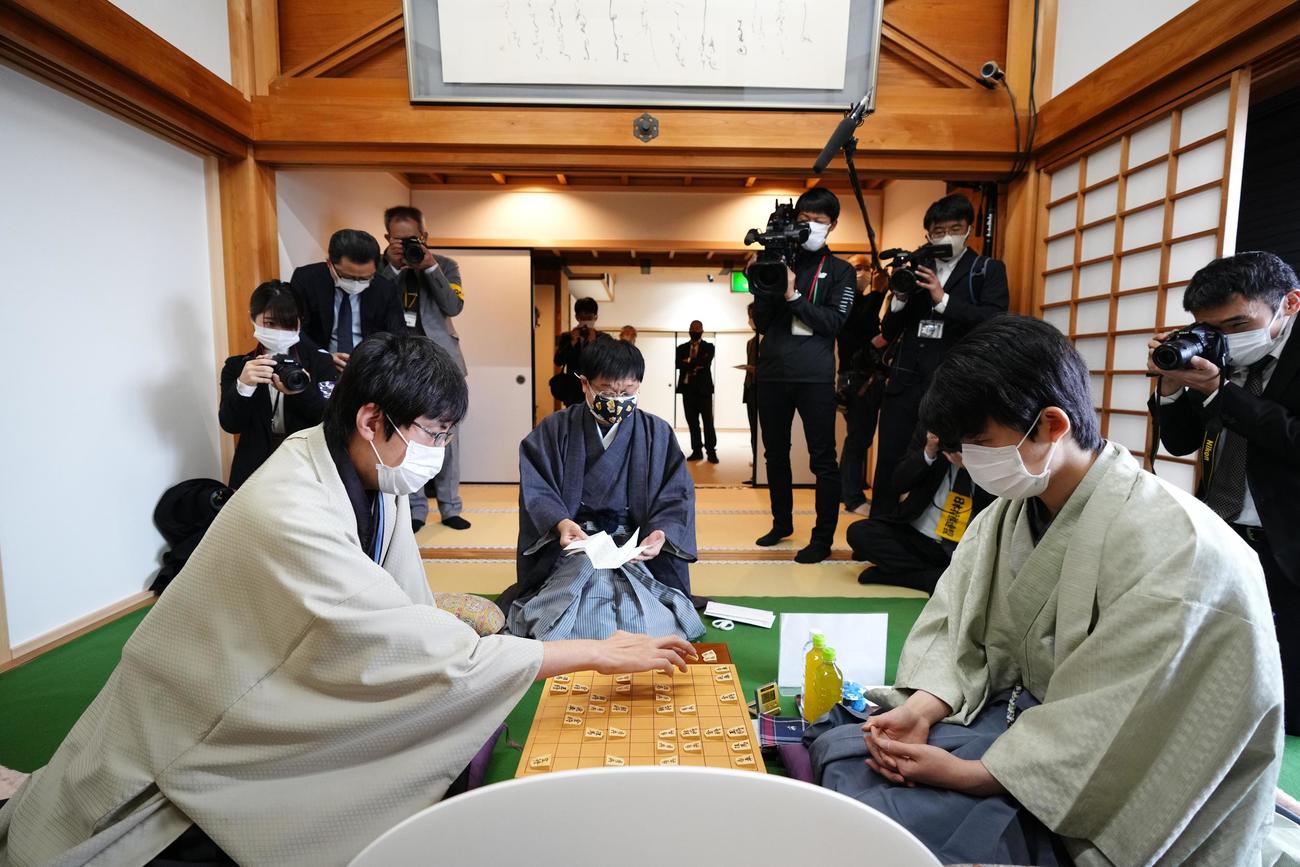 【竜王戦】藤井聡太竜王が勝利 初防衛にあと1勝「前例を離れ、一手一手が難しい将棋だった」 - 社会写真ニュース : 日刊スポーツ